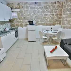 Karmen's Two Apartment